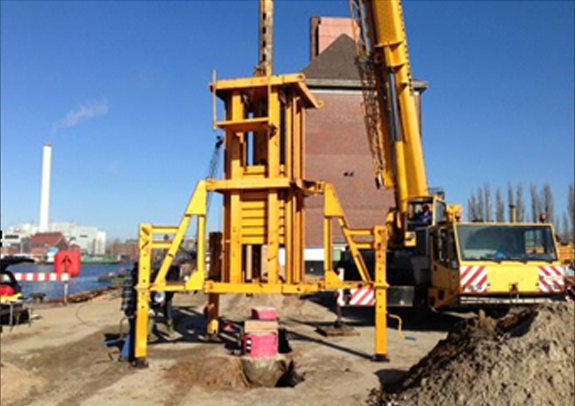 Setup of Hammer on pile head